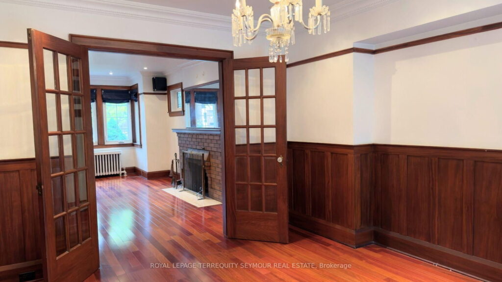 533 Hillsdale Ave E in Davisville Village, photo 6 of 32