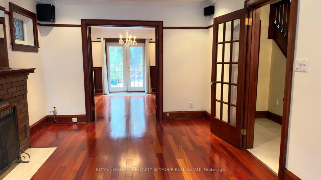 533 Hillsdale Ave E in Davisville Village, photo 7 of 32