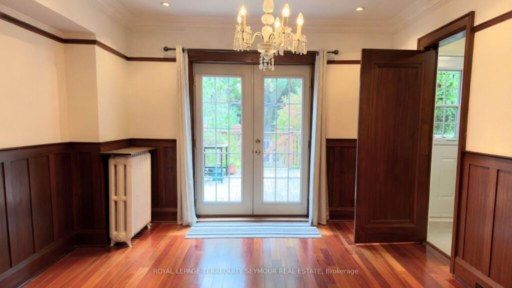 533 Hillsdale Ave E in Davisville Village, photo 8 of 32