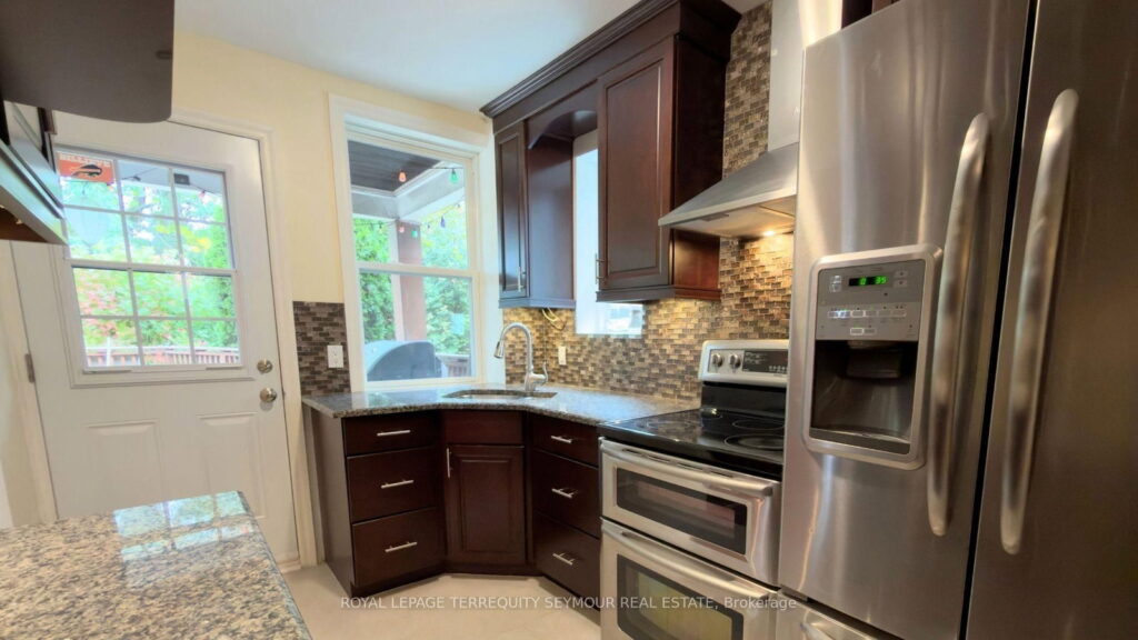 533 Hillsdale Ave E in Davisville Village, photo 9 of 32