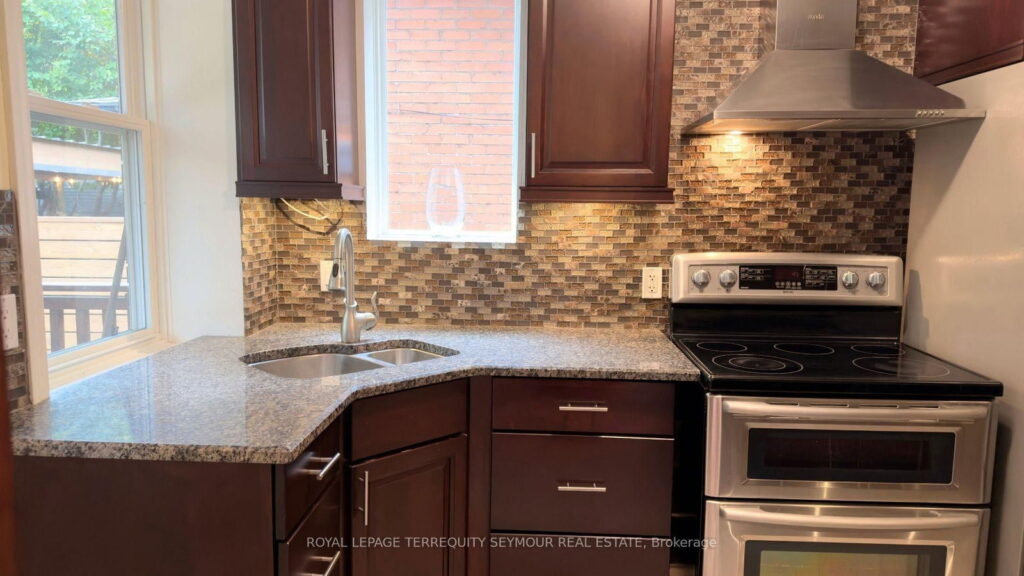 533 Hillsdale Ave E in Davisville Village, photo 10 of 32