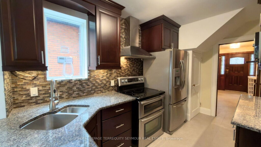 533 Hillsdale Ave E in Davisville Village, photo 11 of 32