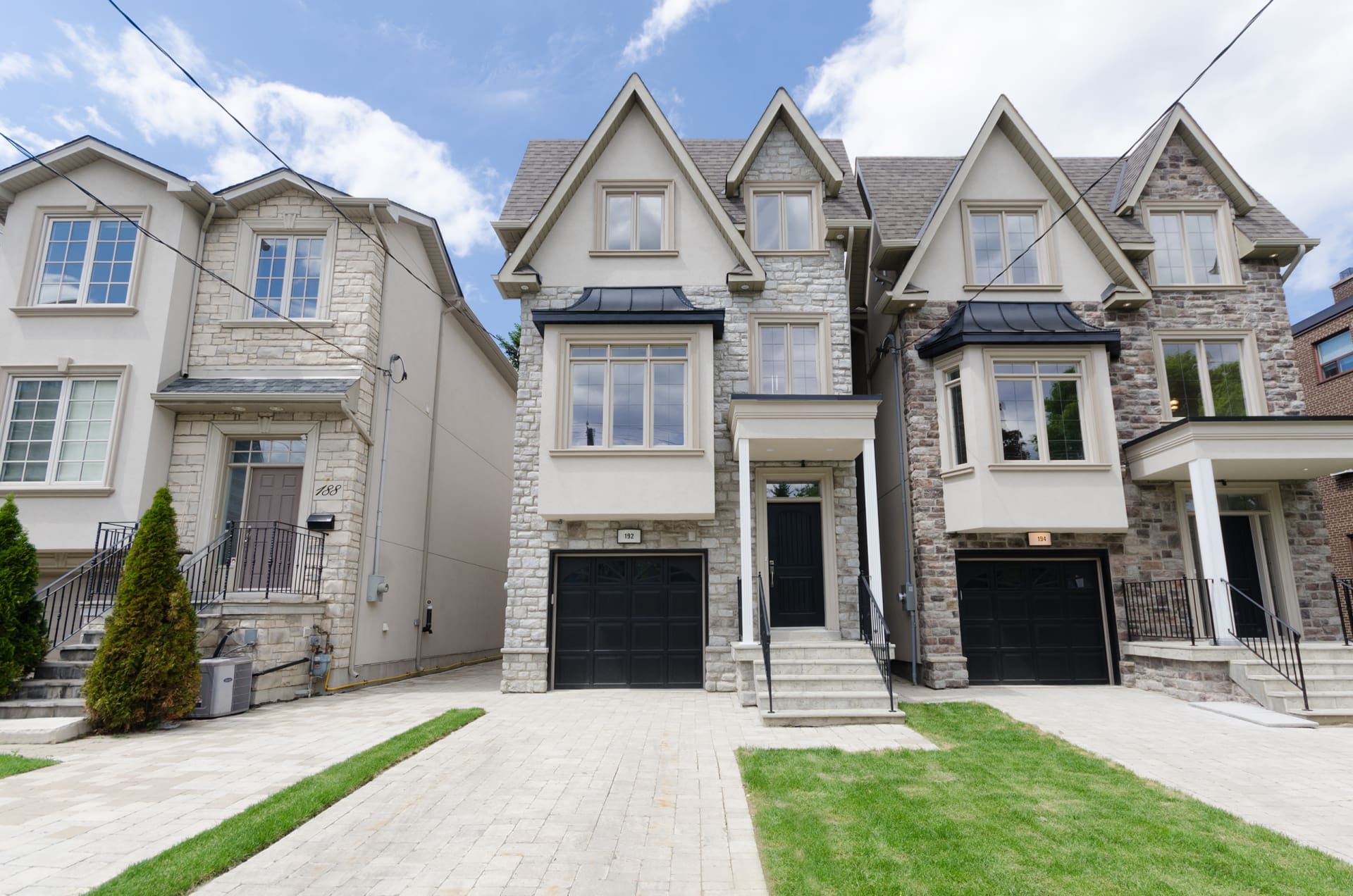 Newer detached homes with built-in garages in Sherwood Park